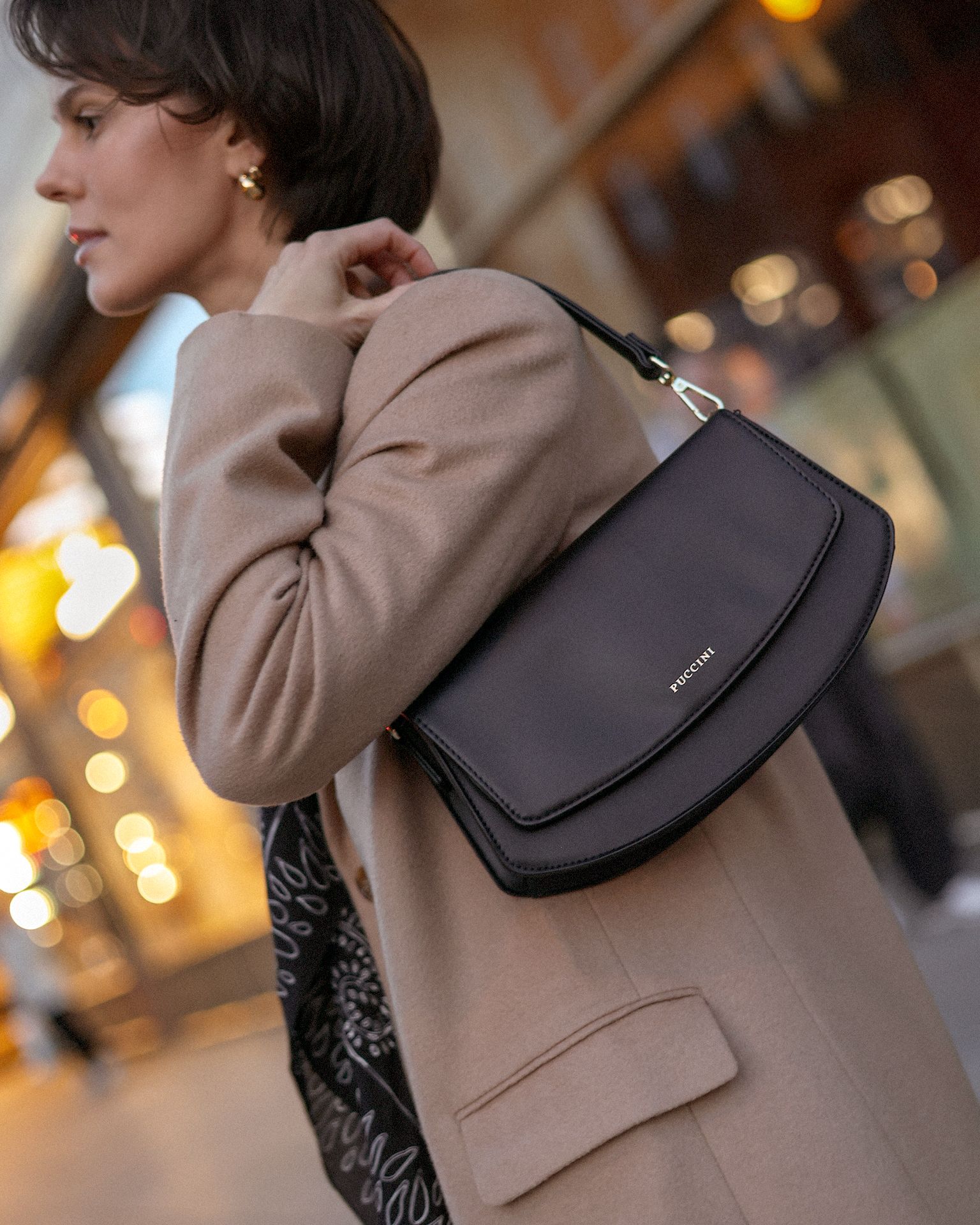 Elegáns fekete női táska hosszú pánttal