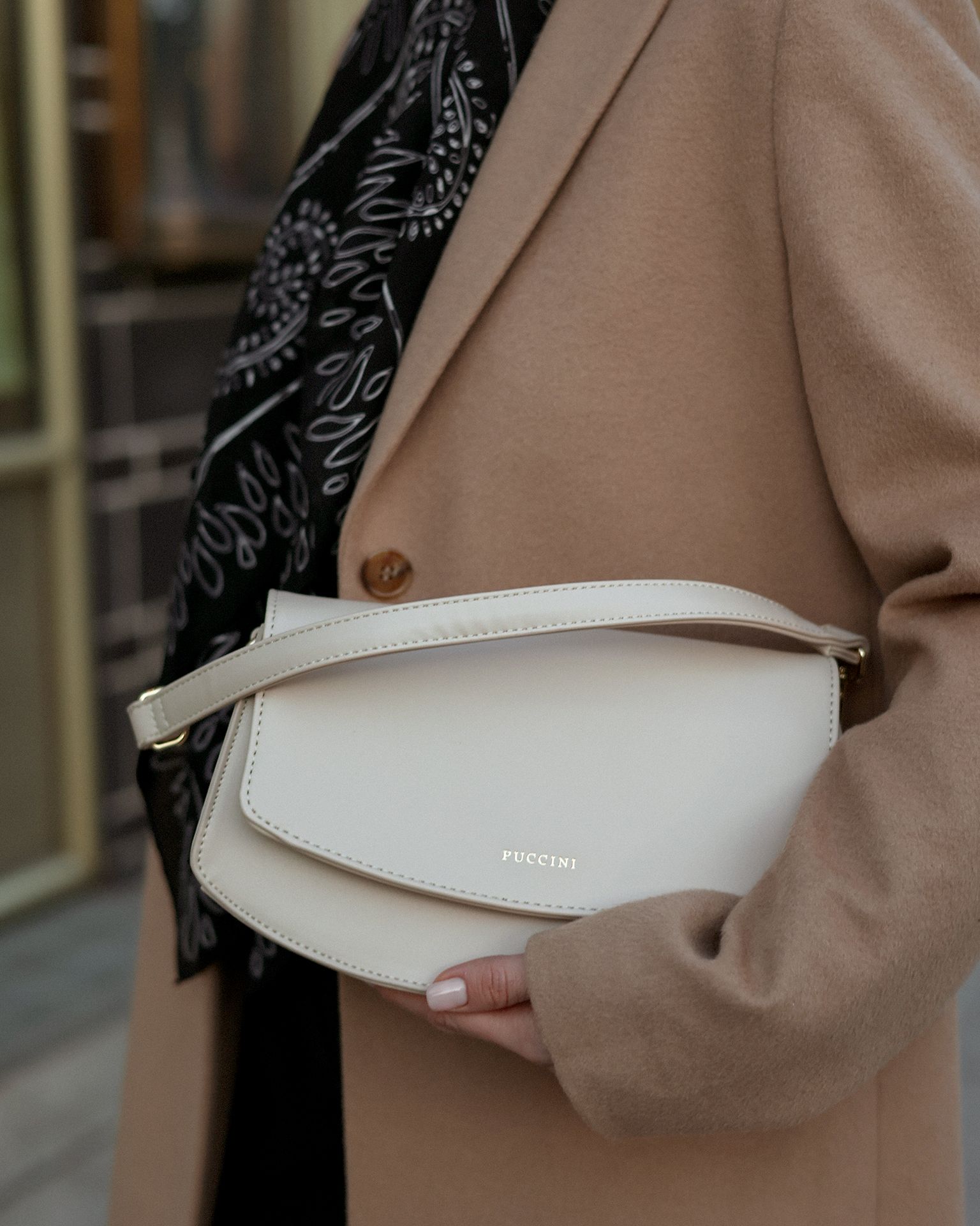 Elegáns női táska hosszú pánttal bézs színben