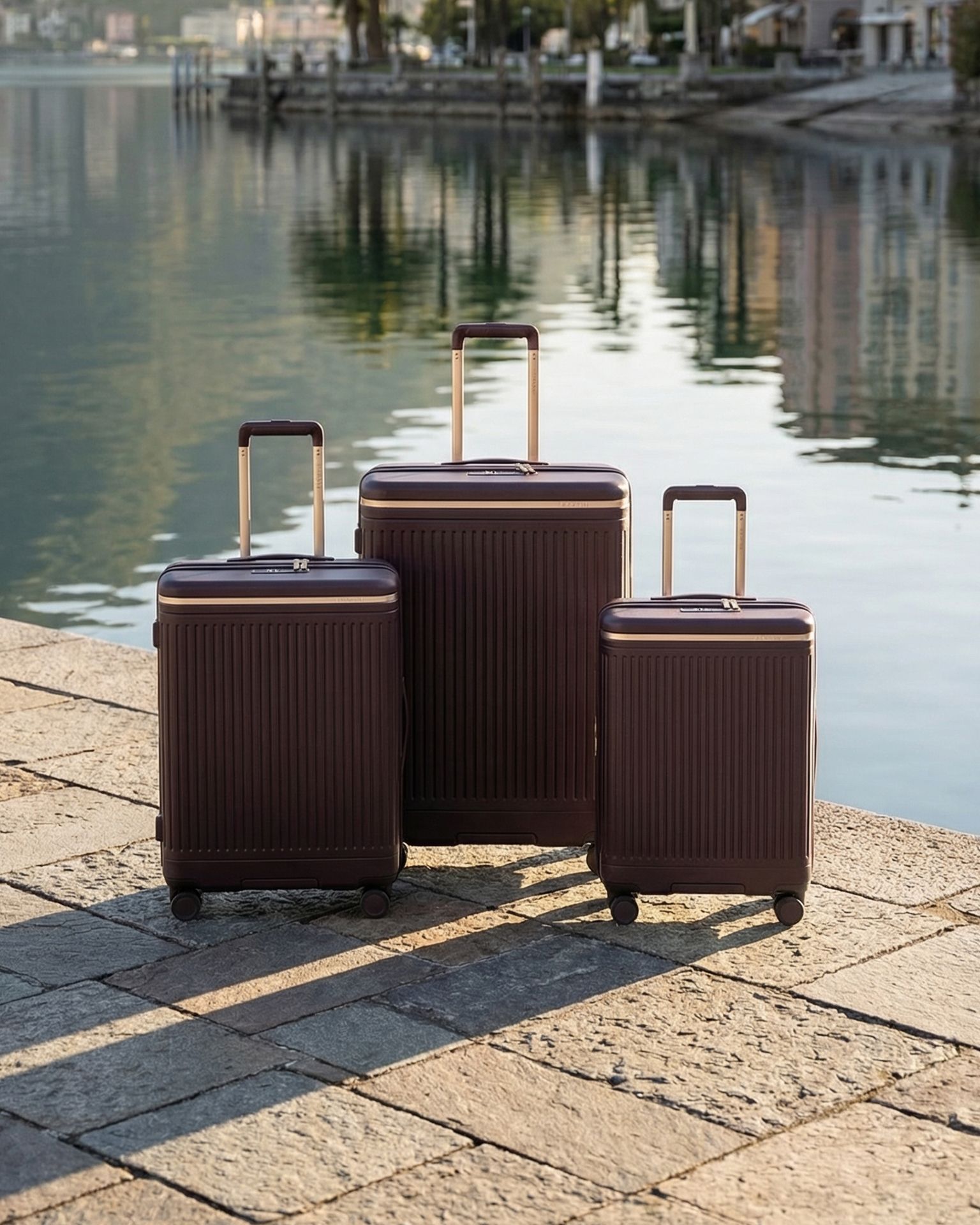 Közepes polikarbonát bőrönd barna