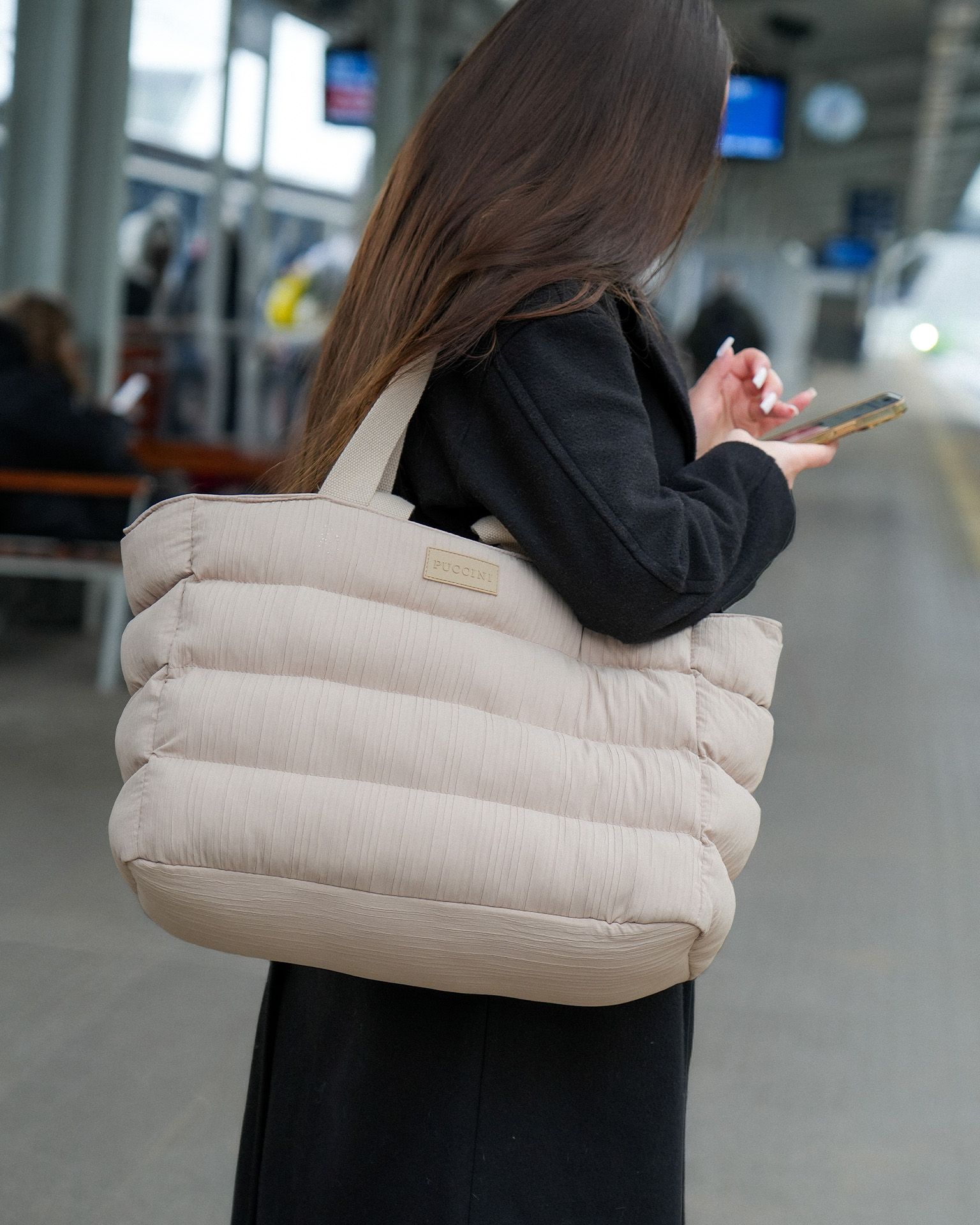 Kézitáska laptopzsebbel 15,6 hüvelykes világos bézs színben