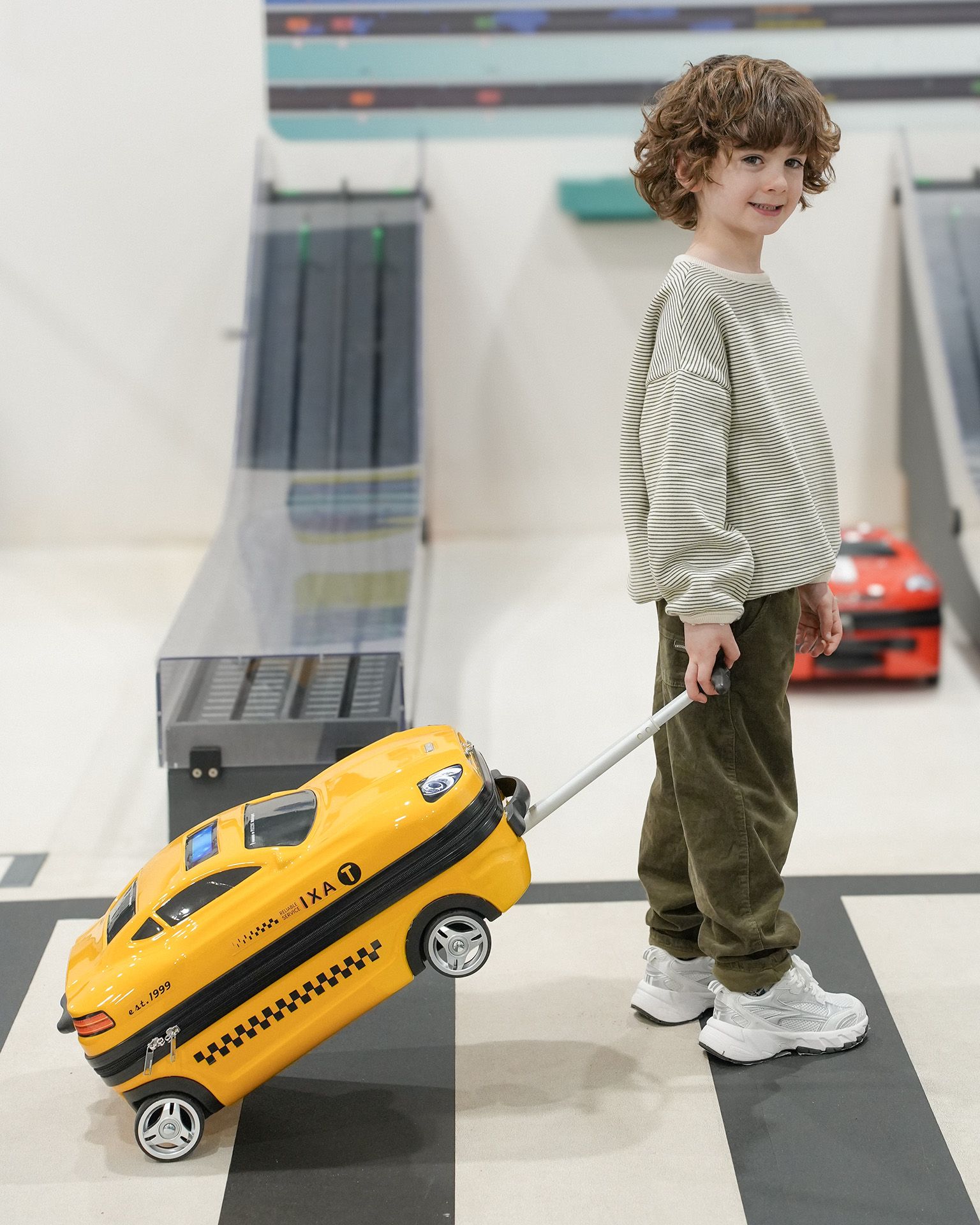 Gyermek kabinbőrönd - sárga játékautó