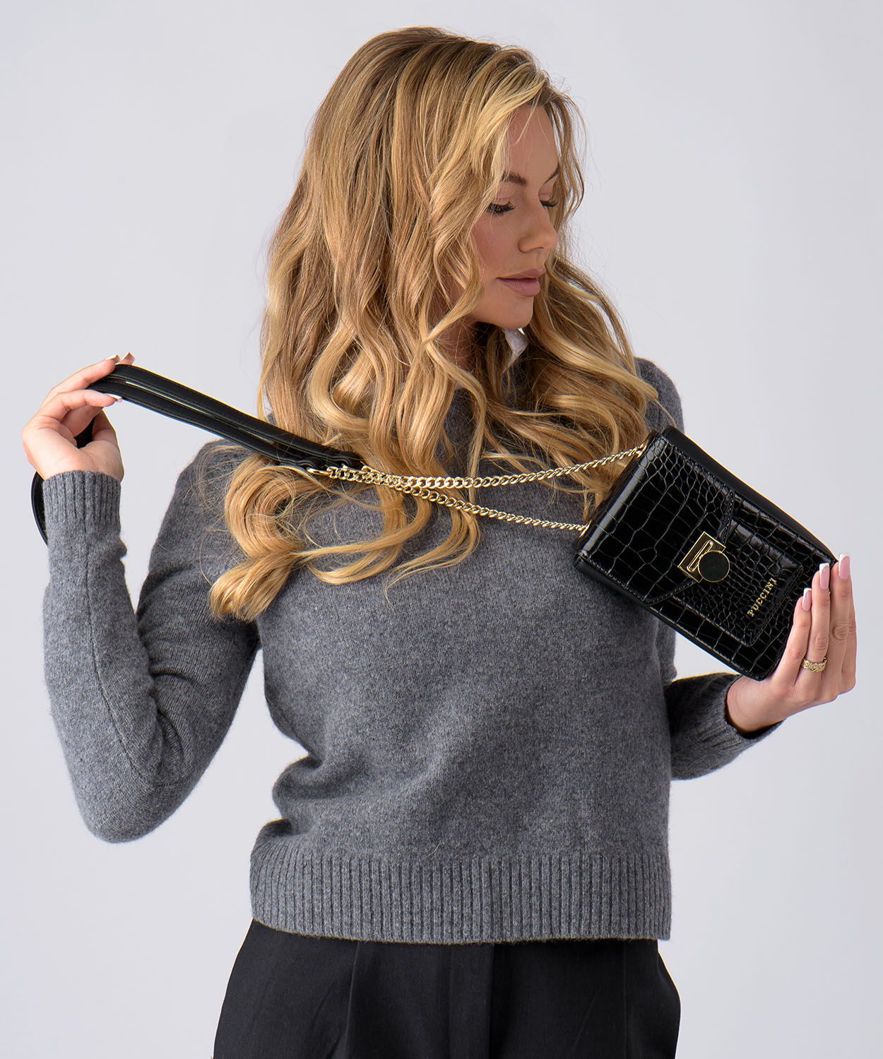 Női mini kézitáska lánccal - fekete