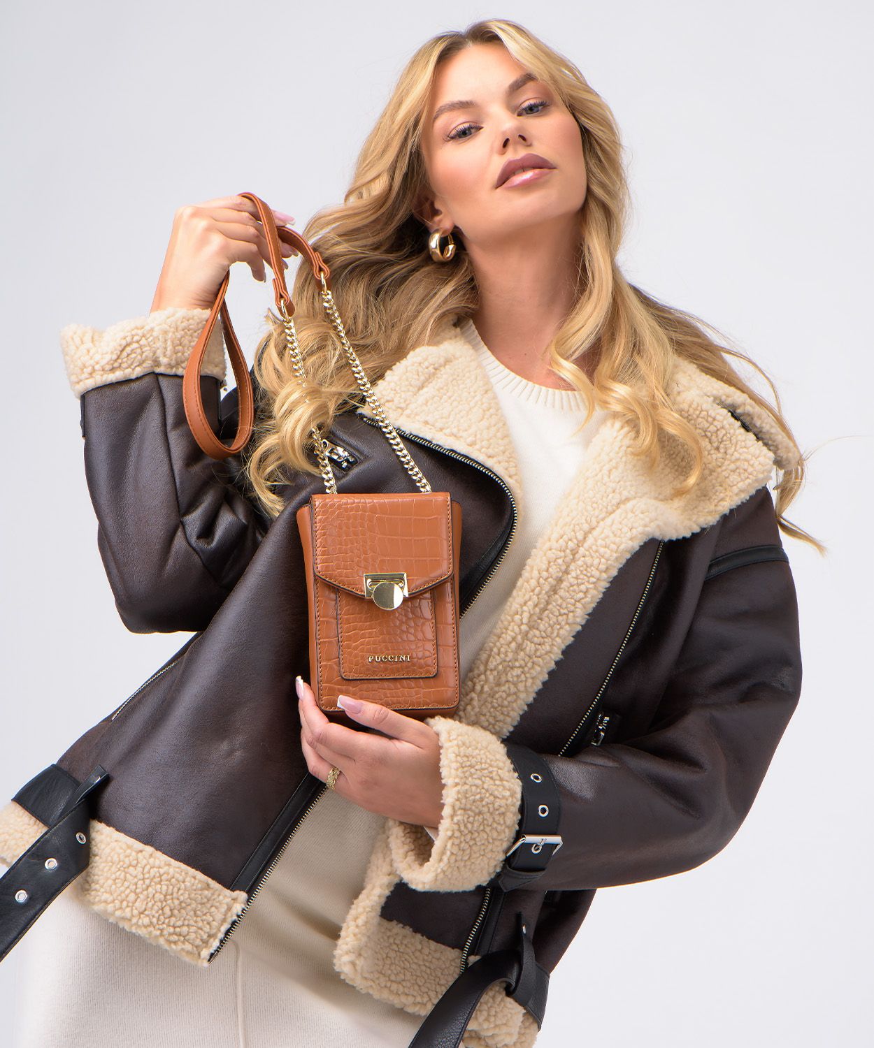 Női mini kézitáska lánccal - barna