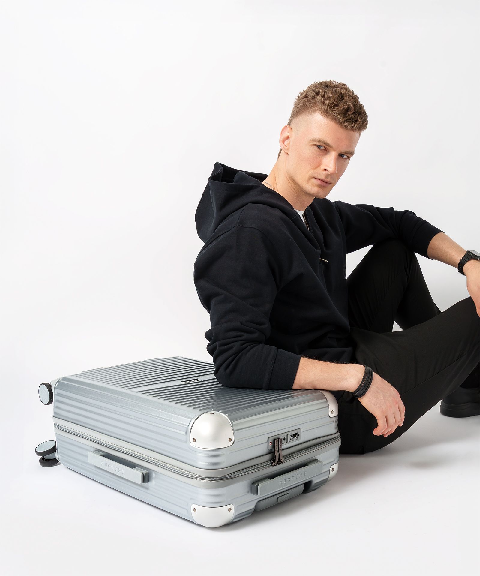 Közepes méretű bőrönd kerekeken, alumínium sarkokkal, ezüst színben